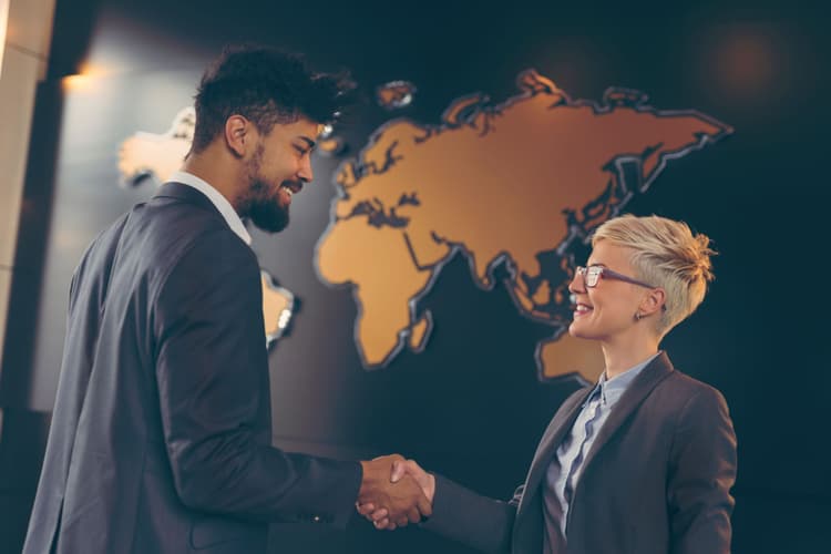 Imagem Controle de posições e pessoas globalmente para decisões eficientes em multinacionais